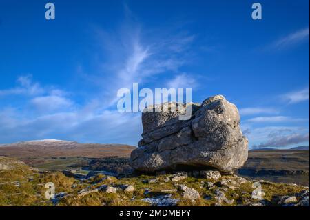 Un grande masso erratico su Keld Head Scar con Whernside sullo sfondo, Yorkshire Foto Stock