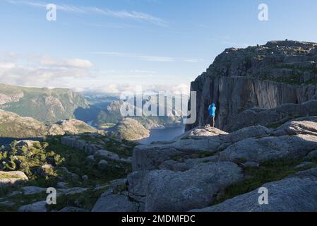 Vicino a Preikestolen (Pulpit Rock), la famosa attrazione turistica di Ryfylke, si erge sul Lysefjord. Guy on the Rock scatta foto della natura sul Foto Stock