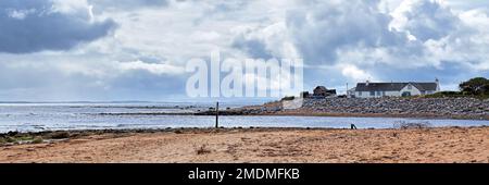 Spiaggia di Brora, bassa Brora e l'estuario del fiume Brora Foto Stock