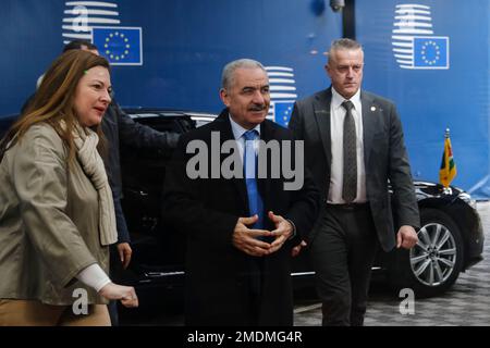 Bruxelles, Belgio. 23rd Jan, 2023. Il primo ministro palestinese Mohammad Shtayyeh arriva a partecipare a una riunione dei ministri degli Esteri dell'UE presso l'edificio del Consiglio europeo a Bruxelles, in Belgio, il 23 gennaio 2023. Credit: ALEXANDROS MICHAILIDIS/Alamy Live News Foto Stock