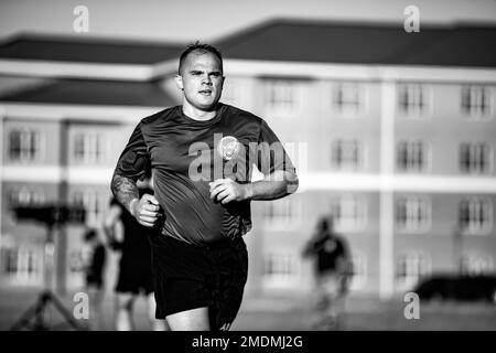 Paracadutisti assegnati a Charlie Troop, 1-73 Cavalry Regiment, 2nd Brigade Combat Team, 82nd Airborne Division Take the Army Combat Fitness Test (ACFT) per il XVIII Airborne Corps Best Squad Competition su Fort Stewart, GA, 26 luglio 2022. L'ACFT è stato uno dei numerosi eventi del XVIII Concorso di squadra Airborne Corps Best Squad che ha testato la forma fisica e la resistenza di ciascun concorrente. Foto Stock