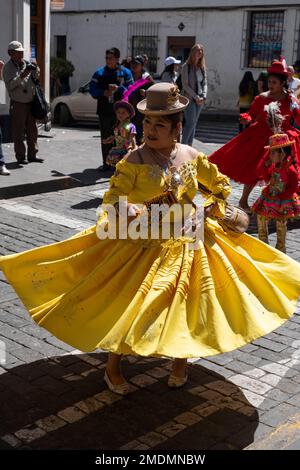 Ballerini, sfilata per l'anniversario della fondazione di Arequipa, Perù Foto Stock