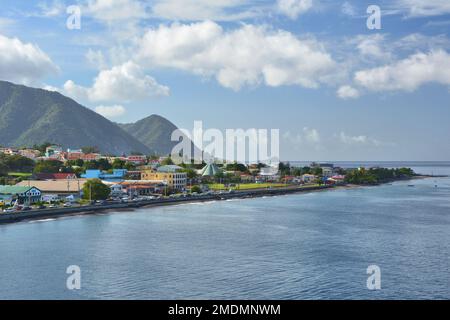 Litorale della città di Roseau vicino al porto sull'isola di Dominica, Caraibi. Foto Stock