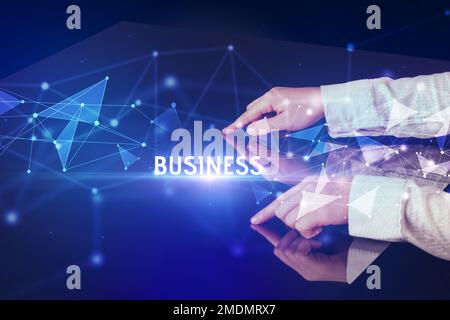 Uomo d'affari che tocca il concetto enorme dello schermo Foto Stock