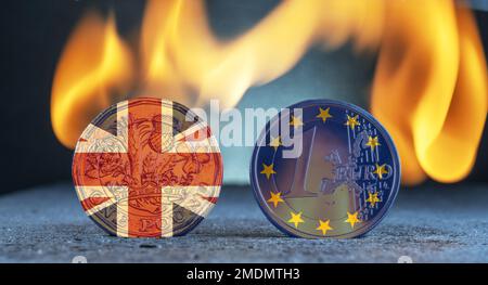 Una moneta da sterlina con una moneta da euro affiancata di fronte a fondo ardente. (Con Union Jack e bandiera europea sulle monete) Foto Stock