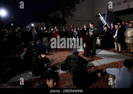 (230123) -- LOS ANGELES, 23 gennaio 2023 (Xinhua) -- Robert Luna, sceriffo della contea di Los Angeles, parla a una conferenza stampa di fronte al Civic Center di Monterey Park, California, Stati Uniti, 22 gennaio 2023. Il sospetto della sparatoria di massa in California il sabato sera è stato trovato morto in un'altra città di ciò che le autorità ritengono sia stata una ferita da sparo auto-inflitta. Cinque donne e cinque uomini sono stati uccisi mentre altre 10 persone sono state ferite in una sparatoria di massa nella città di Monterey Park, 16 km a est del centro di Los Angeles, le autorità hanno detto Domenica. PER ANDARE CON 'sospetto di massa della California Sho Foto Stock