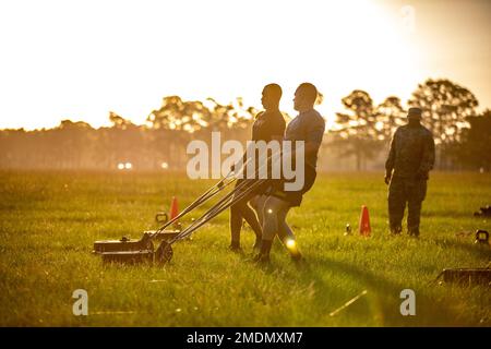 Paracadutisti assegnati a Charlie Troop, 1-73 Cavalry Regiment, 2nd Brigade Combat Team, 82nd Airborne Division Take the Army Combat Fitness Test (ACFT) per il XVIII Airborne Corps Best Squad Competition su Fort Stewart, GA, 26 luglio 2022. L'ACFT è stato uno dei numerosi eventi del XVIII Concorso di squadra Airborne Corps Best Squad che ha testato la forma fisica e la resistenza di ciascun concorrente. Foto Stock