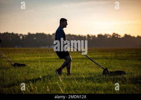 Paracadutisti assegnati a Charlie Troop, 1-73 Cavalry Regiment, 2nd Brigade Combat Team, 82nd Airborne Division Take the Army Combat Fitness Test (ACFT) per il XVIII Airborne Corps Best Squad Competition su Fort Stewart, GA, 26 luglio 2022. L'ACFT è stato uno dei numerosi eventi del XVIII Concorso di squadra Airborne Corps Best Squad che ha testato la forma fisica e la resistenza di ciascun concorrente. Foto Stock