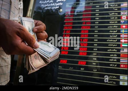 Foto del file - un uomo iraniano conta i banknts del dollaro degli Stati Uniti in un negozio di cambio valuta nel centro di Teheran il 30 agosto 2021. Sabato 21 gennaio 2023, la moneta in difficoltà dell'Iran è scesa a un livello record nei confronti del dollaro statunitense, in mezzo al crescente isolamento del paese e alle possibili sanzioni dell'Unione europea nei confronti delle Guardie rivoluzionarie di Teheran o di alcuni suoi membri. Foto di Ali Shaeigan/Parspix/ABACAPRESS.COM Foto Stock