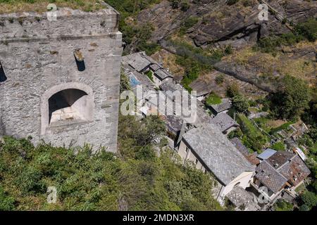 Vista ad alto angolo del paese alpino ai piedi della storica fortezza di Fort Bard in estate, Bard, Valle d'Aosta, Italia Foto Stock