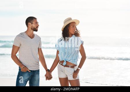 Chissà a che cosa porterà il nostro cammino d'amore. una giovane coppia che si gode un po 'di tempo di qualità insieme in spiaggia. Foto Stock