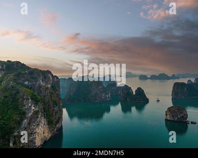 Trasognata tramonto tra le rocce della baia di Halong, Vietnam Foto Stock