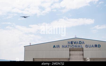 Jeremy Ford, comandante di 152nd Airlift Wing, pilota un aereo C-130 Hercules sopra la base della Guardia Nazionale dell'aria del Nevada a Reno, Nevada durante il suo volo finale “fini-flight” con l'ala, 26 luglio 2022. Ford è stato il comandante degli “High Rollers” del 152nd dal 2021 e partirà all’inizio di agosto per assumere una nuova posizione presso l’Ufficio della Guardia Nazionale del Pentagono di Arlington, Virginia Foto Stock