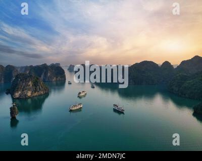 Splendida vista sulla baia di Bai Tu Long, Vietnam Foto Stock
