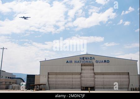 Jeremy Ford, comandante di 152nd Airlift Wing, pilota un aereo C-130 Hercules sopra la base della Guardia Nazionale dell'aria del Nevada a Reno, Nevada durante il suo volo finale “fini-flight” con l'ala, 26 luglio 2022. Ford è stato il comandante degli “High Rollers” del 152nd dal 2021 e partirà all’inizio di agosto per assumere una nuova posizione presso l’Ufficio della Guardia Nazionale del Pentagono di Arlington, Virginia Foto Stock