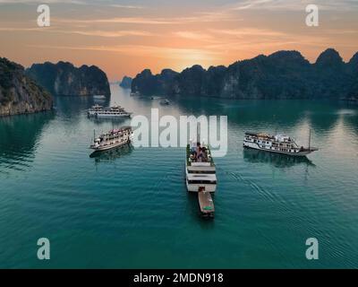 BAI tu LONG BAY, VIETNAM - 1 GENNAIO 2023: Crociera a Bai Tu Long Bay e Halong Bay, Vietnam Foto Stock