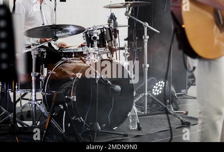 Suonare la batteria sul palco. concetto di musica, strumenti Foto Stock