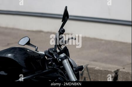 Specchietto retrovisore per motociclette. primo piano del volante della moto Foto Stock