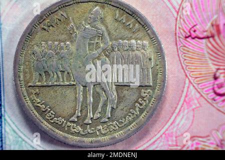 Una libbra egiziana 1 LE EGP moneta commemorativa, Ahmed Orabi's 100th Anniversary Revolution 1881 d.C., serie 1981 d.C. 1402 AH, uomo di rivolta su un cavallo con Foto Stock