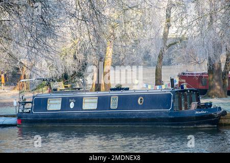 Windsor, Berkshire, Regno Unito. 23rd gennaio 2023. Una chiatta sul Tamigi in una mattinata gelida a Windsor dopo un'altra notte gelida. Credit: Maureen McLean/Alamy Live News Foto Stock