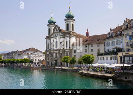 LUCERNA, SVIZZERA, 21 GIUGNO 2022 - Vista della chiesa gesuita di S. Franz Xaver sul fiume Reuss a Lucerna, Svizzera Foto Stock