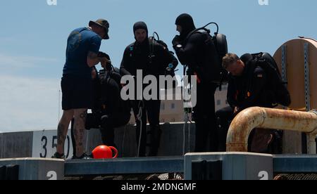 220726-N-PQ495-3039 SAN DIEGO (26 luglio 2022) i marinai della Marina tedesca assegnati alla Seebatallion Mine Clearance Diving Unit (SeeBtl. MiTaKp), situata a Eckernförde, Schleswig Holstein, Germania, si preparano per un esercizio di immersione durante Rim of the Pacific (RIMPAC) 2022 nella California meridionale. Ventisei nazioni, 38 navi, tre sottomarini, più di 170 aerei e 25.000 persone partecipano al RIMPAC dal giugno 29 al 4 agosto nelle isole hawaiane e nella California meridionale. Il più grande esercizio marittimo internazionale del mondo, RIMPAC offre un’opportunità di formazione unica promuovendo al contempo un Foto Stock