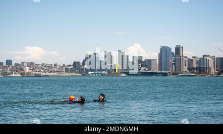 220726-N-PQ495-3134 SAN DIEGO - (26 luglio 2022) - German Navy Lt. CMdR. Steffen Schubert, comandante della Seebatallion Mine Clearance Diving Unit (SeeBtl. MiTaKp), a sinistra, e Patrick Kohn, Capo della Marina tedesca, tornano al molo Kilo della Naval Air Station North Island dopo aver completato un esercizio di immersione durante il Rim of the Pacific (RIMPAC) 2022 nella California meridionale. SeeBtl. MiTaKp si trova a Eckernförde, Schleswig Holstein, Germania. Ventisei nazioni, 38 navi, tre sottomarini, più di 170 aerei e 25.000 personale partecipano al RIMPAC dal giugno 29 al 4 agosto in e. Foto Stock