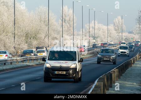 Windsor, Berkshire, Regno Unito. 23rd gennaio 2023. Traffico sulla Royal Windsor Way in una mattinata gelida con gli alberi coperti di brina. Fino alle 11am di questa mattina è stato emesso un avvertimento giallo per nebbia. Credit: Maureen McLean/Alamy Live News Foto Stock