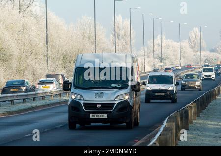 Windsor, Berkshire, Regno Unito. 23rd gennaio 2023. Traffico sulla Royal Windsor Way in una mattinata gelida con gli alberi coperti di brina. Fino alle 11am di questa mattina è stato emesso un avvertimento giallo per nebbia. Credit: Maureen McLean/Alamy Live News Foto Stock