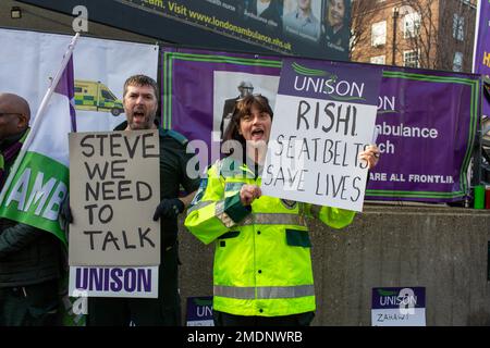 Londra, Regno Unito. 23rd Jan, 2023. I lavoratori di ambulanza su sciopero fuori stazione di ambulanza di Waterloo sulla linea del picket sopra accreditamento di paga Richard Lincoln/Alamy Live News Foto Stock