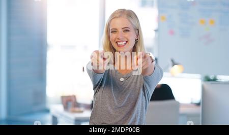 Hai capito. Ritratto di una giovane donna d'affari fiduciosa che indica la fotocamera con entrambe le mani all'interno dell'ufficio. Foto Stock