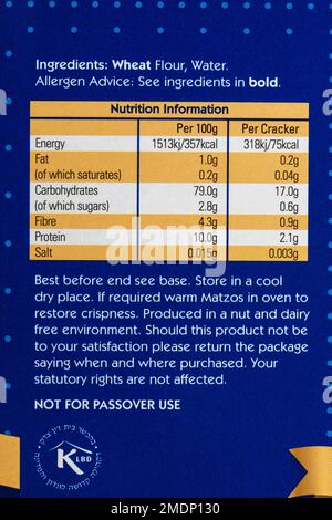 Lista degli ingredienti sulla scatola del cracker al forno di fiamma di Matzos da Rakusen's dello Yorkshire Foto Stock