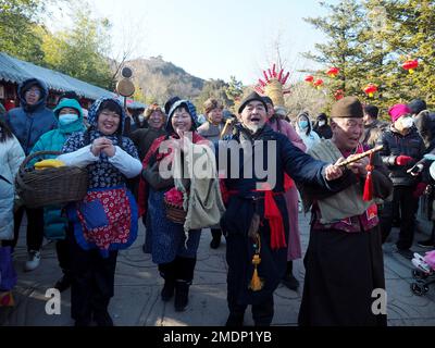 PECHINO, CINA - 23 GENNAIO 2023 - gli artisti si esibiscono per i visitatori alla fiera del tempio culturale del Badachu Spring Festival 10th a Pechino, Cina, 23 gennaio 2 Foto Stock