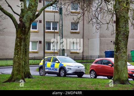 Glasgow, Scozia, Regno Unito 23 gennaio 2023. Van si schianta attraverso il filo del campo sportivo e sul lato del canale Forth e clyde a Blairdardie sulla grande strada occidentale. Il muro di filo e i pali di cemento sono stati intersecati da binari ferroviari nel morbido campo di calcio credito Gerard Ferry/Alamy Live News Foto Stock