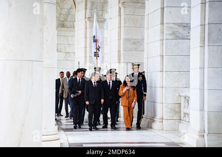 Lee Jong-sup (secondo da sinistra), ministro della difesa nazionale, Repubblica di Corea; Lee Hunseung (centro), membro del parlamento, Assemblea nazionale della Repubblica di Corea; Karen Durham-Aguilera (secondo da destra), direttore esecutivo, cimitero militare nazionale dell'esercito; Pepin (a destra), comandante generale, Joint Task Force - National Capital Region, cammina attraverso il Memorial Amphitheater al cimitero nazionale di Arlington, Arlington, Virginia, 26 luglio 2022. Foto Stock