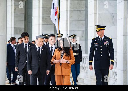 Lee Jong-sup (secondo da sinistra), ministro della difesa nazionale, Repubblica di Corea; Lee Hunseung (centro), membro del parlamento, Assemblea nazionale della Repubblica di Corea; Karen Durham-Aguilera (secondo da destra), direttore esecutivo, cimitero militare nazionale dell'esercito; Pepin (a destra), comandante generale, Joint Task Force - National Capital Region, cammina attraverso il Memorial Amphitheater al cimitero nazionale di Arlington, Arlington, Virginia, 26 luglio 2022. Foto Stock