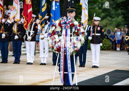 STATI UNITI 1st Classe Jason Hickman, Sergente della Guardia presso la Tomba del Milite Ignoto, sostiene una cerimonia di deposizione di una corona di forze Armate presso la Tomba del Milite Ignoto presso il Cimitero Nazionale di Arlington, Arlington, Virginia, 26 luglio 2022. La corona è stata deposta da Lee Jong-sup, ministro della difesa nazionale, Repubblica di Corea. Foto Stock