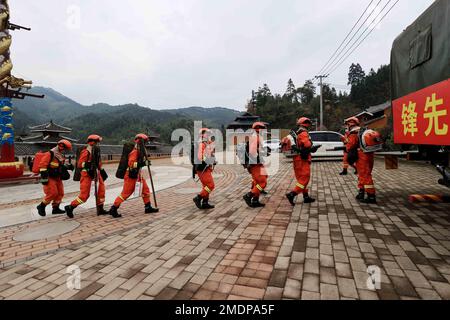 LIUZHOU, CINA - 23 GENNAIO 2023 - i vigili del fuoco della foresta dimostrano una risposta di emergenza nella città di Liuzhou, nel sudafricano Guangxi Zhuang, reg autonomo Foto Stock