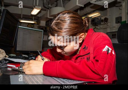 OCEANO PACIFICO (26 luglio 2022) Damage Controlman 2nd Class Miriam Chavez, di Santa Ana, California, è in piedi orologio controllo danni centrale a bordo della nave d'assalto anfibio Wasp-class USS Essex (LHD 2) durante Rim of the Pacific (RIMPAC) 2022, 26 luglio 2022. Ventisei nazioni, 38 navi, tre sottomarini, più di 170 aerei e 25.000 persone partecipano al RIMPAC dal giugno 29 al 4 agosto nelle isole hawaiane e nella California meridionale. Il più grande esercizio marittimo internazionale del mondo, RIMPAC offre un'opportunità di formazione unica, promuovendo e sostenendo la cooperativa rel Foto Stock