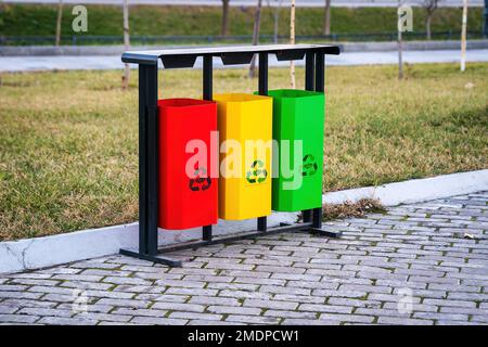 Contenitori multicolore in ferro per la raccolta differenziata dei rifiuti. Riciclaggio dei rifiuti. Foto Stock