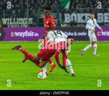 Sport, calcio, Bundesliga, 2022/2023, Borussia Moenchengladbach vs. Bayer 04 Leverkusen 2-3, Stadio Borussia Park, scena della partita, f.l.t.r. Le NORMATIVE Edmond Tapsoba (04), Alassane plea (MG), Amine Adli (04), DFL VIETANO QUALSIASI USO DI FOTOGRAFIE COME SEQUENZE DI IMMAGINI E/O QUASI-VIDEO Foto Stock