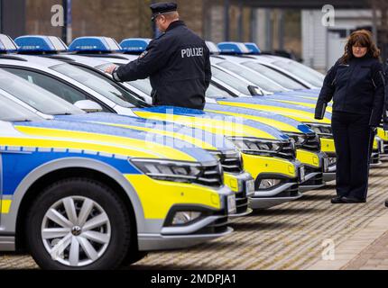 Schwerin, Germania. 23rd Jan, 2023. Un totale di 24 nuove radio-pattuglia sono state consegnate a vari ispettorati di polizia nel Meclemburgo-Pomerania occidentale. I veicoli costano circa un milione di euro e sono finanziati dal bilancio statale. Credit: Jens Büttner/dpa/Alamy Live News Foto Stock