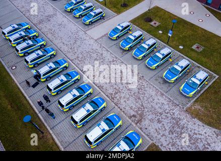 Schwerin, Germania. 23rd Jan, 2023. Un totale di 24 nuove radio-pattuglia sono state consegnate a vari ispettorati di polizia nel Meclemburgo-Pomerania occidentale. I veicoli costano circa un milione di euro e sono finanziati dal bilancio statale. (Fotografia aerea scattata con un drone). Credit: Jens Büttner/dpa/Alamy Live News Foto Stock