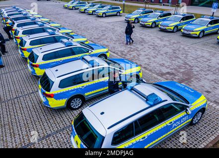 Schwerin, Germania. 23rd Jan, 2023. Un totale di 24 nuove radio-pattuglia sono state consegnate a vari ispettorati di polizia nel Meclemburgo-Pomerania occidentale. I veicoli costano circa un milione di euro e sono finanziati dal bilancio statale. (Fotografia aerea scattata con un drone). Credit: Jens Büttner/dpa/Alamy Live News Foto Stock