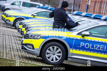 Schwerin, Germania. 23rd Jan, 2023. Un totale di 24 nuove radio-pattuglia sono state consegnate a vari ispettorati di polizia nel Meclemburgo-Pomerania occidentale. I veicoli costano circa un milione di euro e sono finanziati dal bilancio statale. Credit: Jens Büttner/dpa/Alamy Live News Foto Stock