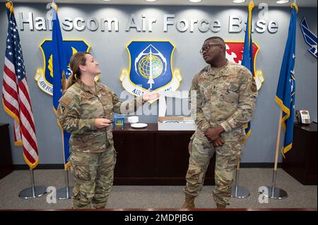 Il col. Taona Enriquez, comandante dell'installazione, a sinistra, si congratula con il 1st Lt. Zacchaeus McEwen, comandante in azione del Comptroller Squadron 66th, durante una cerimonia di promozione del capitano alla base dell'aeronautica di Hanscom, Messa, 26 luglio. La promozione di McEwen al capitano è in vigore dal 27 luglio. Foto Stock