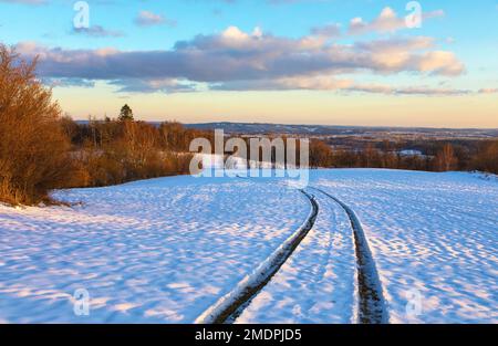 Vista panoramica invernale serale dall'altopiano boemo e moravo vicino alla città di Velke Mezirici, Repubblica Ceca Foto Stock