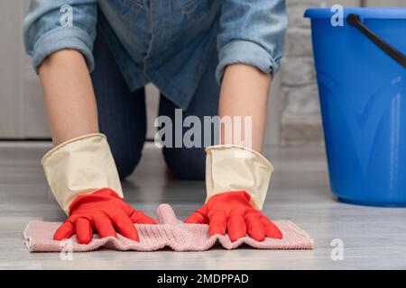 Un Uomo Lava I Pavimenti Con Uno Straccio in Sala. Sotto Il Letto. Pulizia.  Fotografia Stock - Immagine di famiglia, housekeeping: 204352486