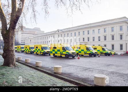 Londra, Inghilterra, Regno Unito. 23rd Jan, 2023. Le ambulanze sono state allineate al di fuori delle caserme di Wellington, con il personale dell’esercito che si è impegnato a guidarle mentre i lavoratori delle ambulanze continuano i loro scioperi sulla retribuzione. (Credit Image: © Vuk Valcic/ZUMA Press Wire) SOLO PER USO EDITORIALE! Non per USO commerciale! Foto Stock