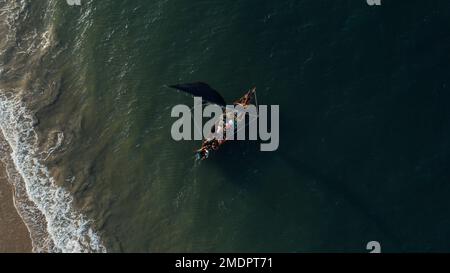 Un drone shot di piccola barca da pesca sul mare Foto Stock